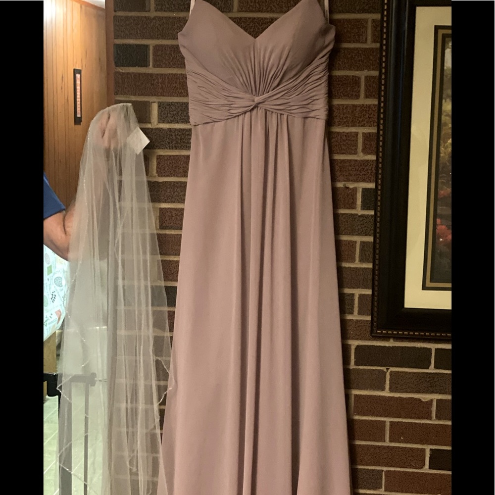 Selling my bridesmaid dress never worn. I’m also selling my veil it is NWT.